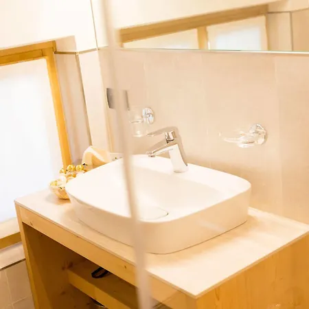 Rose Bed & Breakfast 4*